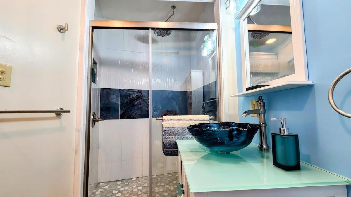 פלטסבורג Loza House Coastal Design Unit With Lake & Mountain Views מראה חיצוני תמונה